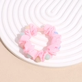 Vue détaillée d'un chouchou en organza rose avec perles pastel sur un plateau blanc - Rose