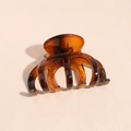 Vista dall'alto di una grande pinza per capelli ambra con consistenza trasparente - Tortoise
