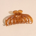 Dettaglio di una grande pinza per capelli color ambra con denti a doppia fila e cuore - Grande Pinza a Cuore / Marrone Trasparente
