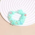 Détail d'un chouchou en organza vert menthe orné de perles colorées aux tons pastel - Vert