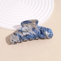 Détail d'une pince à cheveux en acétate à motif marbré avec rayures bleues et blanches - Gris Bleu
