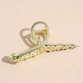 Dettaglio del fermaglio per capelli dorato a forma di serpente con texture di squame fini - Serpente dorato / Oro