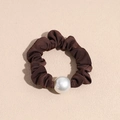 Macro di elastico per capelli in raso marrone scuro con grande perla decorativa bianca - Stile Perla Caffè