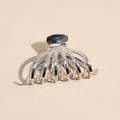 Vue détaillée de la pince à cheveux métallique argentée en forme de serpent brillant - Pince à Cheveux Standard / Argent