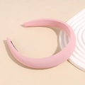 Dettaglio di un cerchietto rosa imbottito in tessuto twill con morbido volume di spugna - Rosa