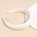 Dettaglio del cerchietto imbottito bianco con trama in twill e punte protettive nere - Bianco