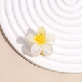 Detail einer Plumeria Haarklammer mit gelbem Farbverlauf auf weißem Keramikteller - Weiß