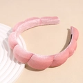 Detalle de la diadema acolchada de terciopelo con bordes ondulados rosa loto - Rosa