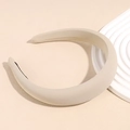 Dettaglio del cerchietto bombato in tessuto twill beige con terminali neri antiscivolo - Cachi