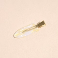Dettaglio del fermaglio per capelli in acetato marmorizzato con clip in metallo dorato - Champagne Crepato