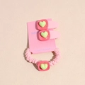 Roze hart haarspeldjes en scrunchie set gepresenteerd op een handgemaakte kaart - Roze+Groen