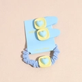 Détail des barrettes à cheveux en résine en forme de cœur bleu clair et chouchou élastique - Bleu + Jaune
