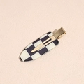 Détail de la barrette à motif damier noir et blanc avec pince dorée en métal - Grand Quadrillage Noir