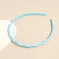Dettaglio del cerchietto ondulato azzurro in plastica con piccoli denti antiscivolo interni - Celeste