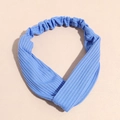 Dettaglio fascia per capelli in maglia a coste azzurra con nodo incrociato ed elastico - Blu e Viola