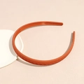 Détail d'un serre-tête mat rouge brique avec texture tissée et dents antidérapantes - Rouge Orangé