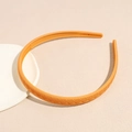 Détail du serre-tête orange mat avec texture tressée et dents antidérapantes - Jaune Gingembre