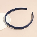 Detalle de diadema ondulada azul oscuro con acabado mate y dientes interiores antideslizantes - Azul marino