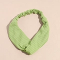 Détail du nœud torsadé sur le bandeau de yoga vert clair en maille côtelée avec élastique - Vert Herbe