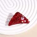 Vue détaillée d'une pince à cheveux de Noël rouge à paillettes avec un motif de chaussette - Triangle Pailleté Rouge