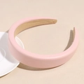 Dettaglio del cerchietto imbottito in ecopelle rosa con fodera interna antiscivolo - Rosa