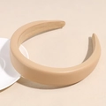 Dettaglio del cerchietto imbottito in ecopelle cammello con fodera interna antiscivolo morbida - Cachi