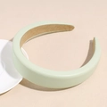 Dettaglio di un cerchietto in ecopelle verde menta con fodera antiscivolo in scamosciato - Verde Pallido