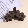 Detailansicht der dunkelbraunen matten Blumen-Haarklammer mit dreifachem Blüten-Design - Braun