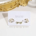 Juego de pendientes de flores y corazones dorados con perlas y postes de plata 925 - 3 Pares de pendientes de corazón y perla artificial