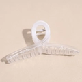 Detailansicht einer Haarklammer aus Acryl mit Farbverlauf und weißer Metallfeder - Gerader Balken Clip (13cm) / Weiß Farbverlauf