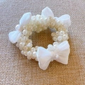 Elegante coletero de perlas con lazos de organza blanca y cuentas para mujer - Coletero Perlas 3 Lazos de Satén Blanco