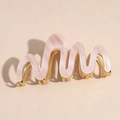 Detailansicht der Haarspange aus rosa marmoriertem Acetat mit Wellendesign und goldenem Metall - Hellrosa