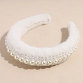 Dettaglio del cerchietto in finta pelliccia crema con doppia fila di perle decorative - Bianco