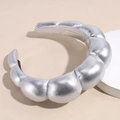 Detailansicht gepolstertes silbernes Schwamm Stirnband mit Metallic Effekt und Logo - Silber