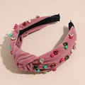 Detalle de diadema de terciopelo rosa con pedrería de colores y perlas de imitación - Terciopelo Rosa