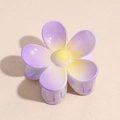 Détail de la pince à cheveux en forme de fleur dégradée violette et jaune sur fond beige - Violet