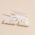Detalle de la pinza de pelo de mariposa con elegante acabado nacarado e irisado y calados - Mariposa Blanca