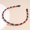 Detalle de la diadema navideña con pedrería roja y verde sobre una base de piedra - Diadema de una sola fila de diamantes de imitación