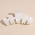 Detalle de pinza para el pelo grande blanca con textura de mármol iridiscente y muelle - Pinza de Espina de Pescado Blanca