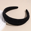 Dettaglio del cerchietto nero fatto a mano con perle e strass di lusso su base in velluto - Nero