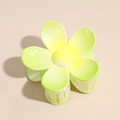 Dettaglio del fermaglio a fiore in ABS con petali sfumati dal verde al giallo brillante - Verde