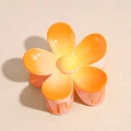 Dettaglio della molletta per capelli a fiore arancione con petali in resina lucida e denti - Arancione