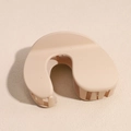 Dettaglio della molletta per capelli beige opaca a forma di U con finitura satinata - Beige