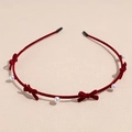 Détail d'un serre-tête en velours rouge avec nœuds et perles pour un look vintage - Nœud Rouge / Rouge