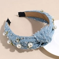 Dettaglio del cerchietto in denim blu con nodo centrale, perle bianche e strass lucidi - Azzurro