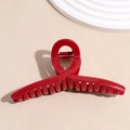 Dettaglio macro della molletta per capelli rossa lucida con struttura a incrocio - Stile Nodo Rosso (13cm)