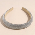 Detail eines High-End-Haarreifens mit dicht gesetzten funkelnden Silber-Strasssteinen - Silber