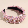 Dettaglio del cerchietto in tweed rosa con perle bianche e strass brillanti incastonati - Rosa