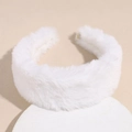 Primer plano de la diadema de felpa blanca con textura suave de piel sintética - Blanco
