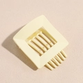 Detailansicht der cremegelben quadratischen Haarklammer im geometrischen französischen Vintage-Stil - Beige